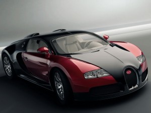 Bugatti Veyron является самым быстрым серийно выпускаемым автомобилем в мире. Максимальная скорость, которая была установлена на нем в 2010 году, равна 431 км/ч. Название этот легендарный автомобиль получил в честь французского гонщика Пьера Вейрона, победителя суточных гонок 1939 года в Ле-Мане. Bugatti Veyron является также и одним из самых дорогих автомобилей в мире. Цены на него начинаются от 1.4 миллиона евро, хотя существуют и гораздо более дорогие модификации. Некторые из них ограничены всего лишь единственным экземпляром. Расход топлива на этом автомобиле является поистине огромным. При полностью открытой дроссельной заслонке он составляет 125 литров на 100 км. пути: такова цена рекордной скорости. Мало какой автомобиль может