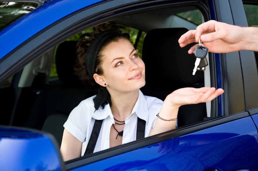 file1419151_woman_in_car_smiling.jpg