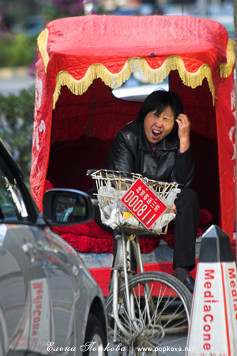 Пекин: рикша в ожидании седоков